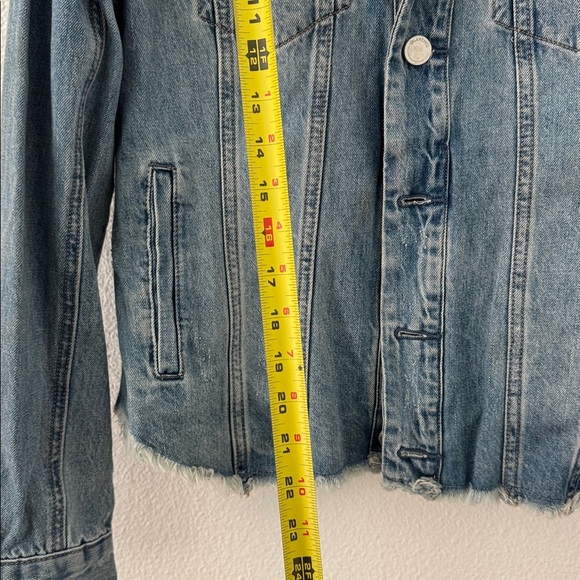 BLANK NYC Denim Jean Jacket Distressed Size Medium Frayed Hem Boho Trucker Blue - Picture 8 of 9